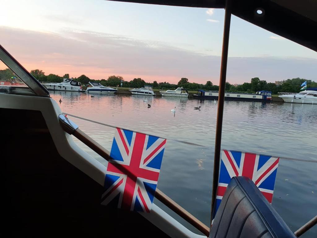 Buoyant Breaks Hotel Bray Buitenkant foto
