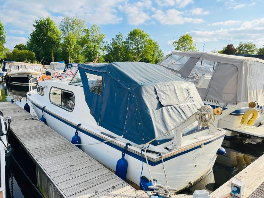 Buoyant Breaks Hotel Bray Buitenkant foto